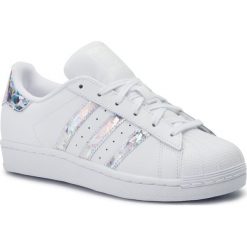 Buty adidas - Superstar J F33889 Ftwwht/Ftwwht/Ftwwht. Białe półbuty damskie Adidas, na co dzień, bez wzorów, ze skóry, bez obcasa, na płaskiej podeszwie, bez zapięcia. Za 279,00 zł.