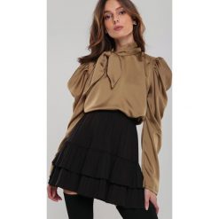 Ciemnobeżowa Bluzka Tinted. Brązowe bluzki damskie Renee, m, bez wzorów, eleganckie, bez kołnierzyka, z długim rękawem. Za 89,99 zł.