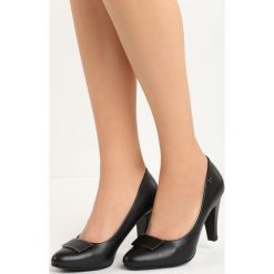 Czarne Czółenka Easy Love. Czarne czółenka damskie Born2be, bez wzorów, ze skóry, na niskim obcasie, na słupku. Za 79,99 zł.