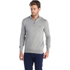 Golfy męskie: Sweter w kolorze szarym