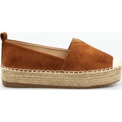 Espadryle na plecionej platformie kamelowe. Espadryle damskie R and BE, bez wzorów, z zamszu, bez obcasa, na platformie. W wyprzedaży za 79,00 zł.