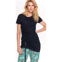 T-shirt krótki rękaw damski, z wiązaniem, luźny, z wiskozy. Czarne t-shirty damskie Top Secret, bez wzorów, z wiskozy, bez kołnierzyka. W wyprzedaży za 19,99 zł.