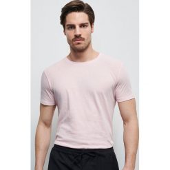 Gładki T-shirt basic - Różowy. Różowe t-shirty damskie Reserved, s, bez wzorów, bez kołnierzyka. W wyprzedaży za 24,99 zł.