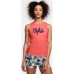 Nike Runway Podkoszulek Czerwony. Czerwone podkoszulki damskie Nike, xl, z nadrukiem, z elastanu, bez kołnierzyka. Za 137,95 zł.