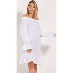 Sukienka w kolorze białym. Białe sukienki damskie Bessa, Moonlight, bez wzorów, z falbankami, bez rękawów, mini. W wyprzedaży za 134,95 zł.