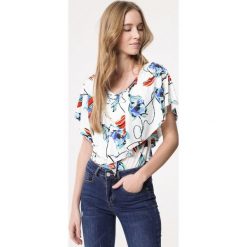 Biało-Niebieska Bluzka Unconventional. Niebieskie bluzki damskie Born2be, xl, bez wzorów, bez kołnierzyka, z krótkim rękawem. Za 49,99 zł.