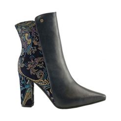 Skórzane botki w kolorze granatowym ze wzorem. Niebieskie botki damskie Bosccolo, ze skóry, bez obcasa, bez zapięcia. W wyprzedaży za 349,95 zł.