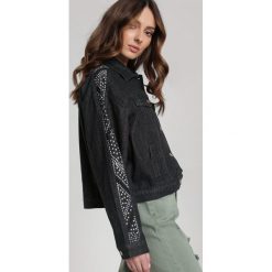 Czarna Kurtka Kalilina. Czarne kurtki damskie Renee, m, z aplikacjami, z jeansu, długie, bez kaptura. Za 199,99 zł.