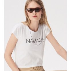 Krótki t-shirt z hasłem - Biały. Białe t-shirty damskie Sinsay, s, bez wzorów, bez kołnierzyka. Za 7,99 zł.