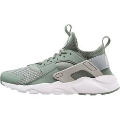 Nike Sportswear AIR HUARACHE RUN ULTRA SE (GS) Tenisówki i Trampki clay green/light pumice/white. Zielone tenisówki męskie marki Nike Sportswear, z materiału. Za 439,00 zł.