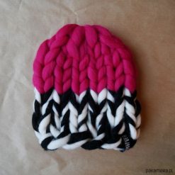 Kolorowa, ciepła czapka Beanie w grubym splocie. Brązowe czapki damskie marki Pakamera, w kolorowe wzory, z materiału. Za 160,00 zł.