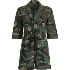 Kombinezon Guess Camouflage Print W92D96 WBPV0. Zielone kombinezony damskie Guess, z aplikacjami, z bawełny, bez kołnierzyka, bez rękawów. W wyprzedaży za 389,00 zł.