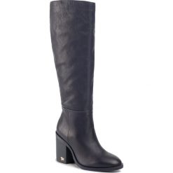 Kozaki TOMMY HILFIGER - Mono Color Longboot FW0FW04318 Navy Blazer 463. Niebieskie kozaki damskie TOMMY HILFIGER, ze skóry, bez obcasa, na obcasie, bez zapięcia. W wyprzedaży za 699,00 zł.