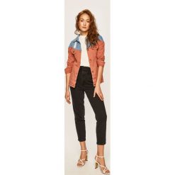 Answear - Kurtka jeansowa. Różowe kurtki damskie ANSWEAR, xl, bez wzorów, z elastanu, krótkie. W wyprzedaży za 139,90 zł.
