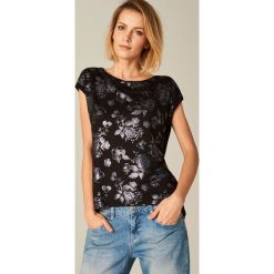 Koszulka z połyskującą aplikacją - Czarny. Czarne t-shirty damskie marki Mohito, l, z aplikacjami. Za 69,99 zł.