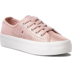 Tenisówki TOMMY HILFIGER - Metallic Flatform Sneaker FW0FW02984 Dusty Rose 502. Różowe półbuty damskie TOMMY HILFIGER, bez wzorów, z gumy, bez obcasa, na płaskiej podeszwie, bez zapięcia. W wyprzedaży za 239,00 zł.