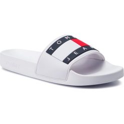 Klapki TOMMY JEANS - Flag Pool Slide EN0EN00474 White 100. Białe klapki damskie Tommy Jeans, bez wzorów, z jeansu, bez obcasa. Za 229,00 zł.