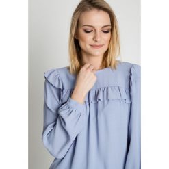 Błękitna bluzka z falbanami RABARBAR. Niebieskie bluzki damskie RABARBAR, bez wzorów, eleganckie, z klasycznym kołnierzykiem, bez rękawów. W wyprzedaży za 132,00 zł.