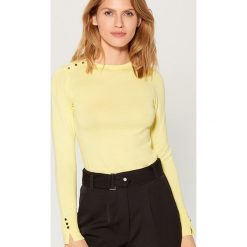 Dopasowany sweter - Żółty. Żółte swetry klasyczne damskie marki Mohito, s. Za 59,99 zł.