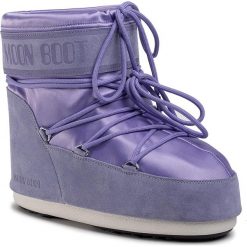 Śniegowce MOON BOOT - Classic Low Satin 14089300003 Crocus. Fioletowe kozaki damskie Moon Boot, na zimę, ze skóry, na niskim obcasie, bez zapięcia. Za 1229,00 zł.
