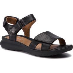 Sandały CLARKS - Un Adorn Calm 261417124 Black Leather. Czarne klapki damskie marki Clarks, bez wzorów, ze skóry, bez obcasa. Za 429,00 zł.
