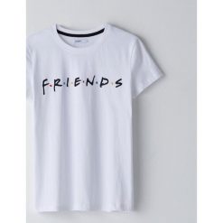 Koszulka Friends -. Koszulki damskie Cropp, s, bez wzorów, bez kołnierzyka, bez rękawów. Za 49,99 zł.