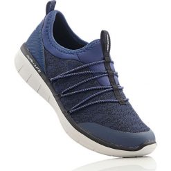 Buty sportowe wsuwane Skechers z pianką Memory bonprix ciemnoniebieski. Niebieskie buty sportowe damskie bonprix, bez wzorów, sportowe. Za 269,99 zł.