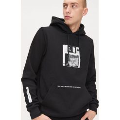 Bluza z kapturem - Czarny. Czarne bluzy męskie Cropp, s, bez wzorów, z kapturem, bez rękawów, z kapturem. Za 119,99 zł.