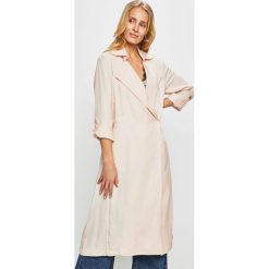 Guess Jeans - Trencz. Różowe kurtki damskie s, z aplikacjami, z poliesteru. W wyprzedaży za 539,90 zł.