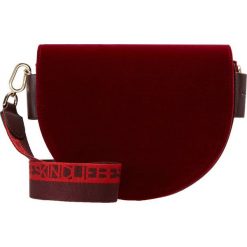 Liebeskind Berlin Torba na ramię royale plum. Czerwone torebki klasyczne damskie marki Liebeskind Berlin, na ramię. Za 759,00 zł.