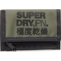 Duży Portfel Męski SUPERDRY - Tri Fold Polyester Wallet M9810037A Chive BC3. Czarne portfele męskie Superdry, bez wzorów, z materiału. Za 109,00 zł.