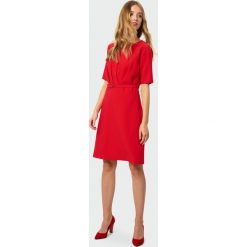Sukienka rozkloszowana elegancka czerwona - 40. Czerwone sukienki damskie e-margeritka.pl, uniwersalny, bez wzorów, z poliesteru, eleganckie, z krótkim rękawem, krótkie, bez kaptura. Za 149,99 zł.