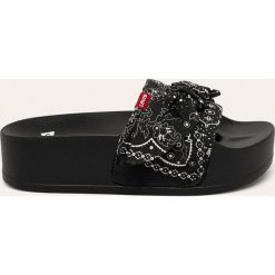 Levi's - Klapki. Czarne klapki damskie Levi's®, bez wzorów, z gumy, bez obcasa, na obcasie. W wyprzedaży za 139,90 zł.