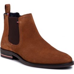 Sztyblety TOMMY HILFIGER - Signature Hilfiger Suede Chelsea FM0FM03112 Winter Cognac GVI. Pomarańczowe sztyblety męskie TOMMY HILFIGER, ze skóry, bez zapięcia. Za 699,00 zł.