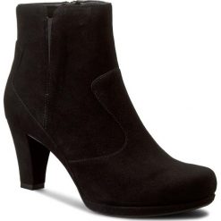Botki CLARKS - Chorus Zen 261195064 Black Sde. Czarne botki damskie lity marki Clarks, z gumy, za kostkę. W wyprzedaży za 259,00 zł.