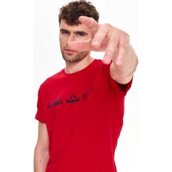 T-SHIRT MĘSKI Z NADRUKIEM. Czerwone t-shirty męskie marki Top Secret, na zimę, xxl, z nadrukiem, z bawełny. W wyprzedaży za 19,99 zł.