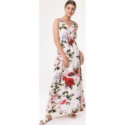 Biała Sukienka Paint. Białe sukienki damskie Born2be, s, bez wzorów, bez kołnierzyka, z długim rękawem, długie, maxi, kopertowe. Za 69,99 zł.