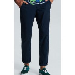 Spodnie slim basic - Granatowy. Niebieskie spodnie męskie Cropp, m, bez wzorów. Za 89,99 zł.