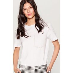 Koszulka z kontrastowymi przeszyciami - Biały. Białe t-shirty damskie marki Mohito, l, z kontrastowym kołnierzykiem. Za 39,99 zł.