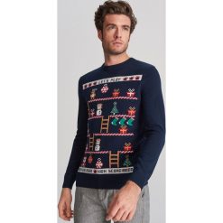Dopasowany sweter ze świątecznym wzorem - Granatowy. Niebieskie swetry męskie Reserved, s, bez wzorów, wizytowe, bez kołnierzyka, bez kaptura. Za 99,99 zł.