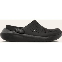 Crocs - Klapki. Czarne klapki damskie Crocs, bez wzorów, z gumy, bez obcasa, na obcasie. Za 239,90 zł.