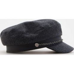 Czapka bosmanka z łańcuszkiem - Jasny szary. Szare czapki damskie Mohito, bez wzorów. Za 49,99 zł.