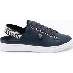 Tommy Hilfiger - Tenisówki. Niebieskie trampki i tenisówki damskie TOMMY HILFIGER, bez wzorów, ze skóry, na sznurówki. W wyprzedaży za 299,90 zł.