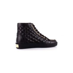 Buty Guess FLACE3LEA12. Czarne trampki i tenisówki damskie marki Guess, z aplikacjami, bez zapięcia. Za 326,49 zł.