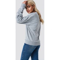 Bluzy damskie: NA-KD Bluza z marszczonym rękawem – Grey