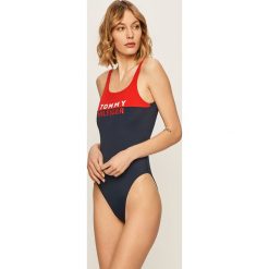 Tommy Hilfiger - Strój kąpielowy. Niebieskie stroje kąpielowe damskie TOMMY HILFIGER, s, z nadrukiem, z elastanu. W wyprzedaży za 269,90 zł.