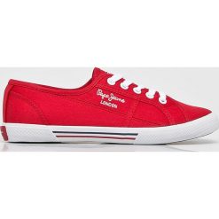 Pepe Jeans - Tenisówki Aberlady. Czerwone trampki i tenisówki damskie Pepe Jeans, bez wzorów, z jeansu, na sznurówki. W wyprzedaży za 139,90 zł.