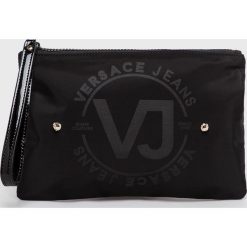 Versace Jeans - Kosmetyczka. Czarne kosmetyczki damskie Versace Jeans, bez wzorów, z poliesteru. W wyprzedaży za 99,90 zł.