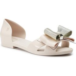 Sandały MELISSA - Seduction V Ad 32663 Beige 01127. Brązowe klapki damskie Melissa, z aplikacjami, z tworzywa sztucznego, bez obcasa, na obcasie. Za 259,00 zł.