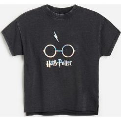T-shirt Harry Potter z aplikacją -. T-shirty damskie Reserved, z aplikacjami, bez kołnierzyka. Za 39,99 zł.